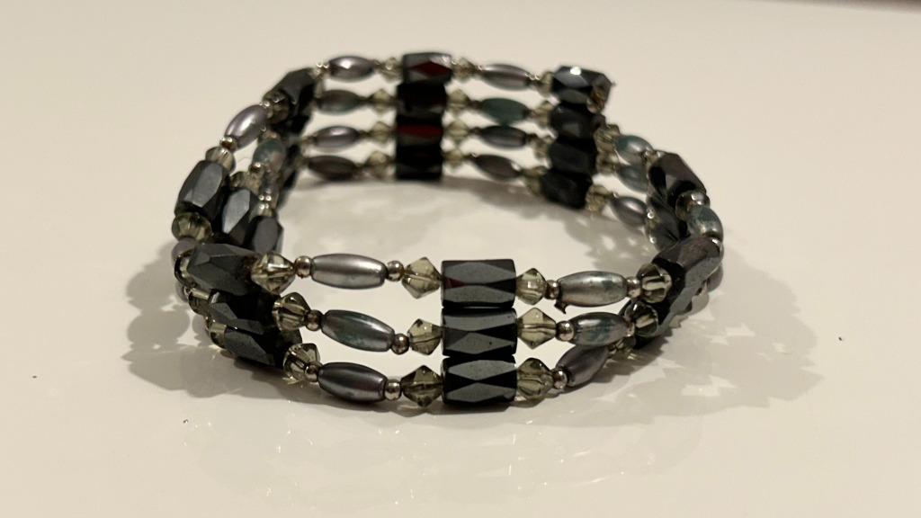 Magnetische zwart-grijze halsketting / armband, Bijoux, Sacs & Beauté, Colliers, Neuf, Enlèvement ou Envoi, Synthétique, Réglable