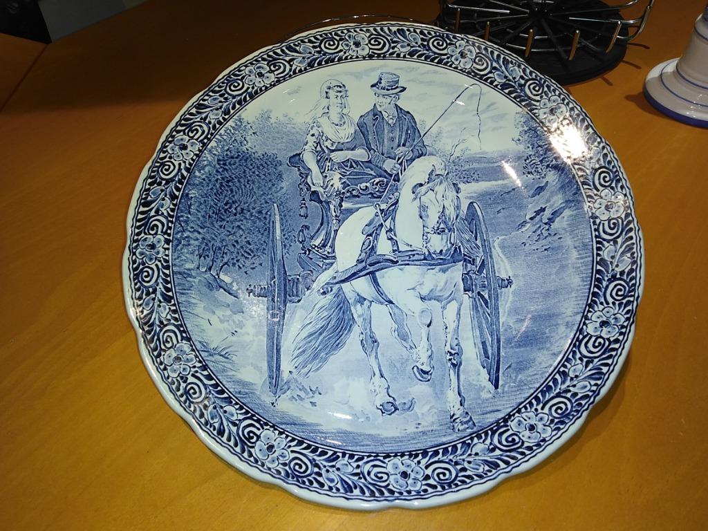 3 Sierborden 40 cm,  echte Blauwe Delftse + 1 waterpomp 32 H, Antiek en Kunst, Ophalen