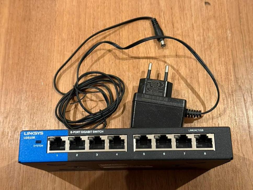 Linksys LGS108V2 onbeheerde gigabit-switch met 5 poorten, Computers en Software, Netwerk switches, Ophalen, Zo goed als nieuw