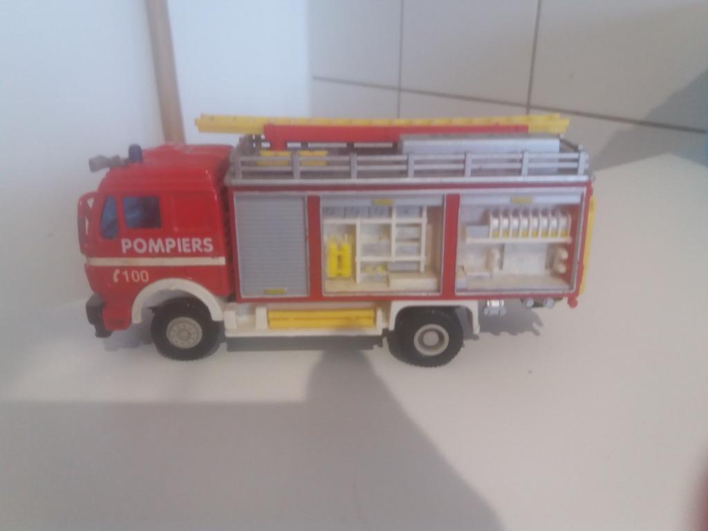 Camion de pompiers Hongwell Mercedes-Benz, Enlèvement ou Envoi, Utilisé, Bus ou Camion, Universal Hobbies