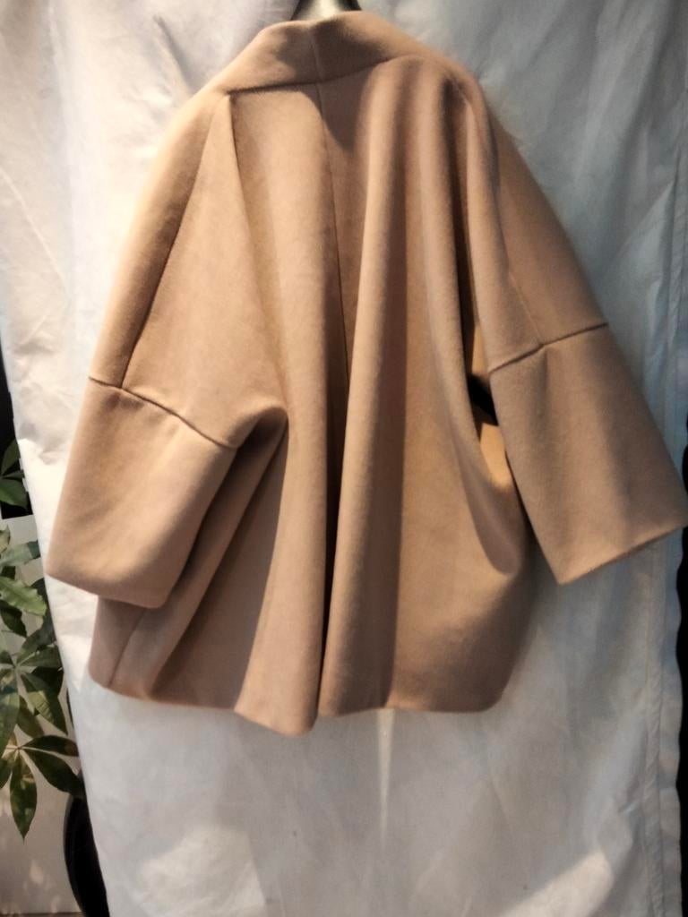 Korte wijde ecru jas.Taille uni.Merk Les Jumelles., Ophalen of Verzenden