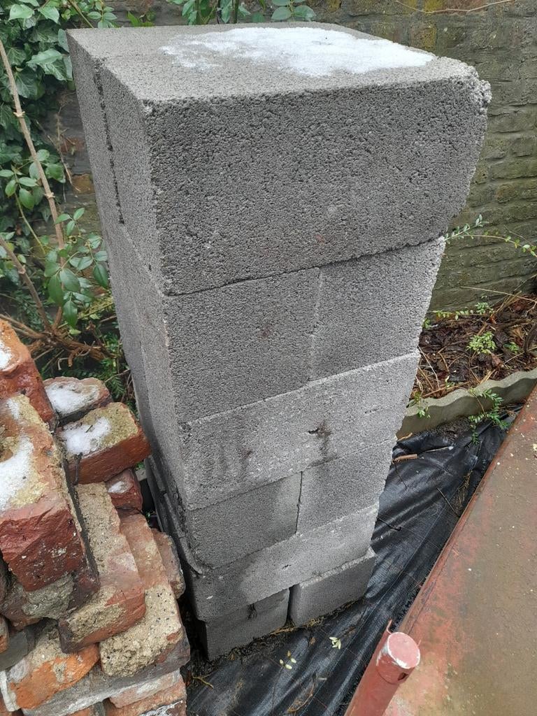 Kavel bedekt muren en blokken, Ophalen, Zo goed als nieuw