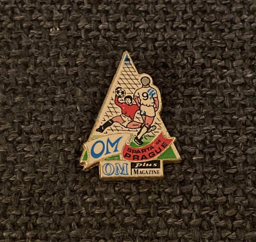 PIN - OLYMPIQUE MARSEILLE - SPARTA PRAGUE - VOETBAL FOOTBALL, Verzamelen, Verzenden, Gebruikt, Sport, Speldje of Pin