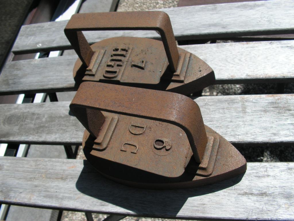 Twee antieke volmetalen strijkijzers., Ophalen of Verzenden