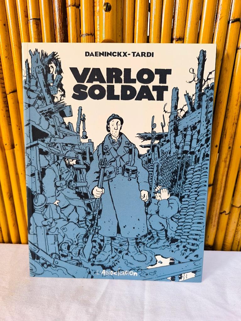 Stripboek „Varlot Soldat” Daeninckx & Tardi, l'Association, Boeken, Gelezen, Eén stripboek, Ophalen of Verzenden, Tardi