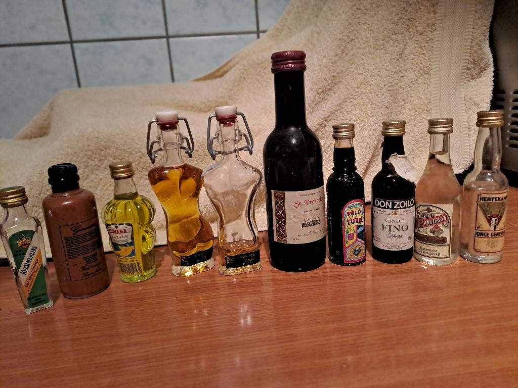 Verzameling flesjes sterke drank, Verzamelen, Wijnen, Ophalen, Overige gebieden, Overige typen, Zo goed als nieuw