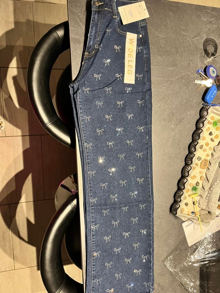 Mooie blauwe spijkerbroek strassstrikken aan de voorkant T42, Kleding | Dames, Ophalen of Verzenden, Nieuw, Blauw, W33 - W36 (confectie 42/44)