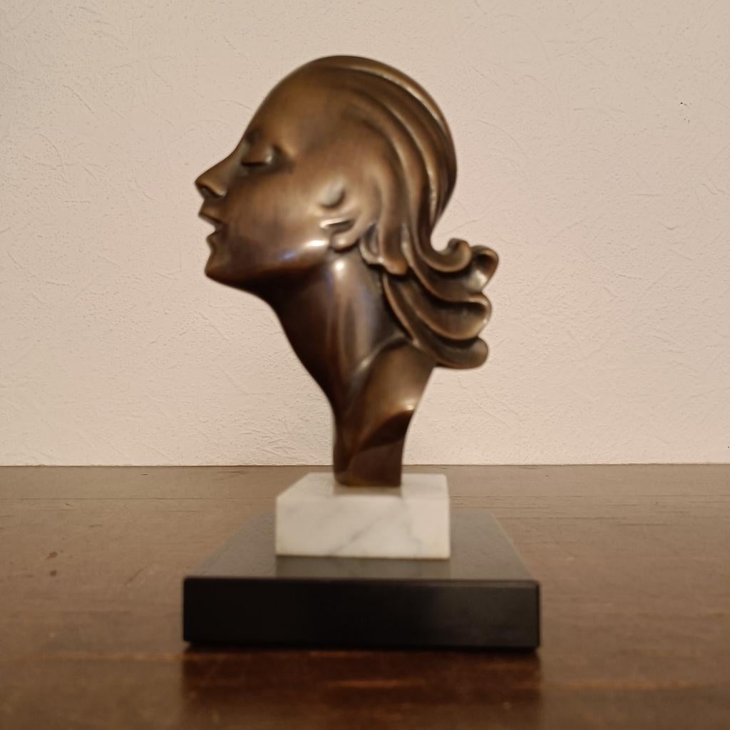 Tête de femme vintage en bronze sur marbre., Antiquités & Art, Enlèvement ou Envoi