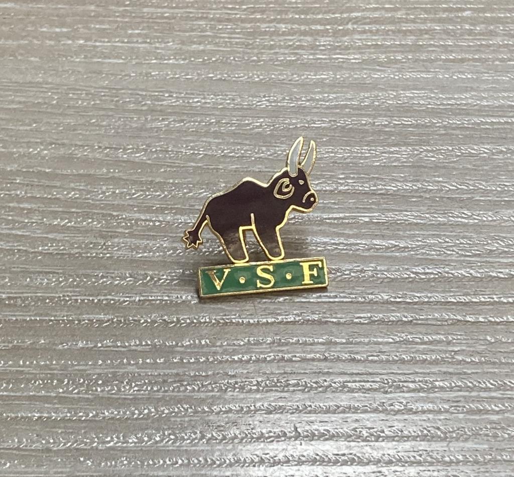 PIN - VSF - KOE - VACHE, Envoi, Utilisé, Animal et Nature, Insigne ou Pin's