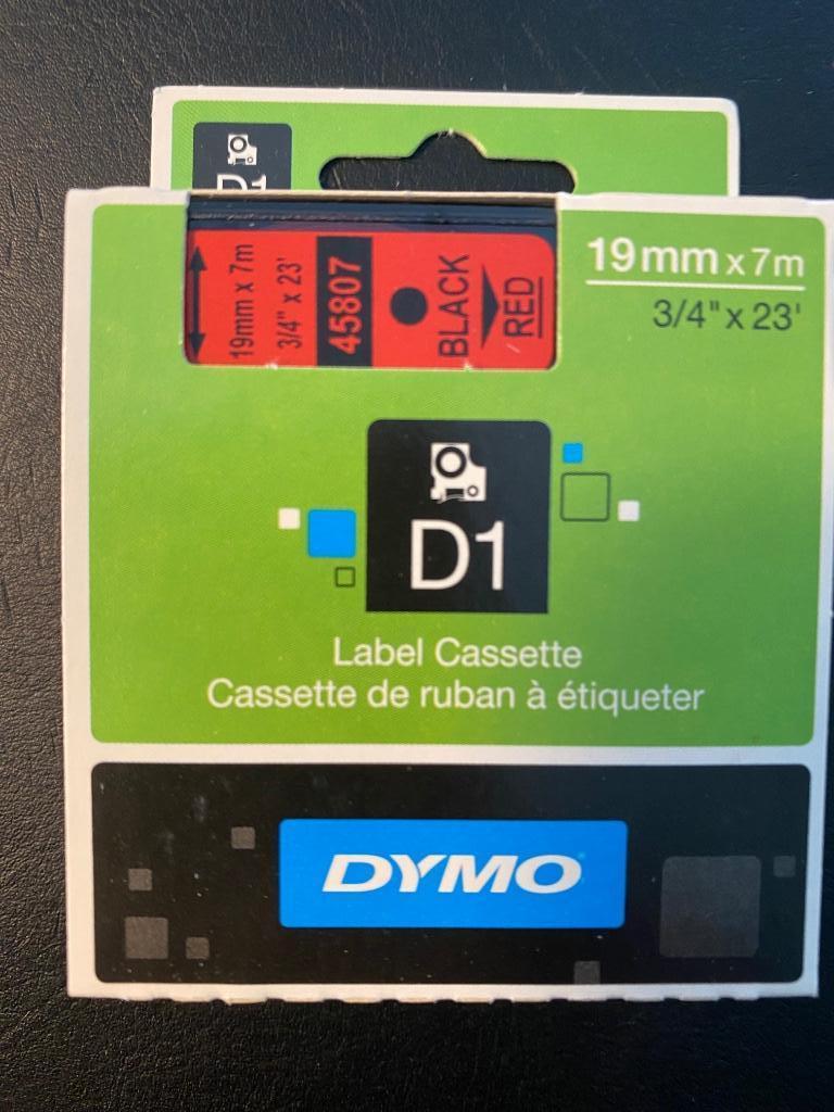 Dymo D1 Tape 45807 zwart op rood 19mm breed, Ophalen of Verzenden, Nieuw