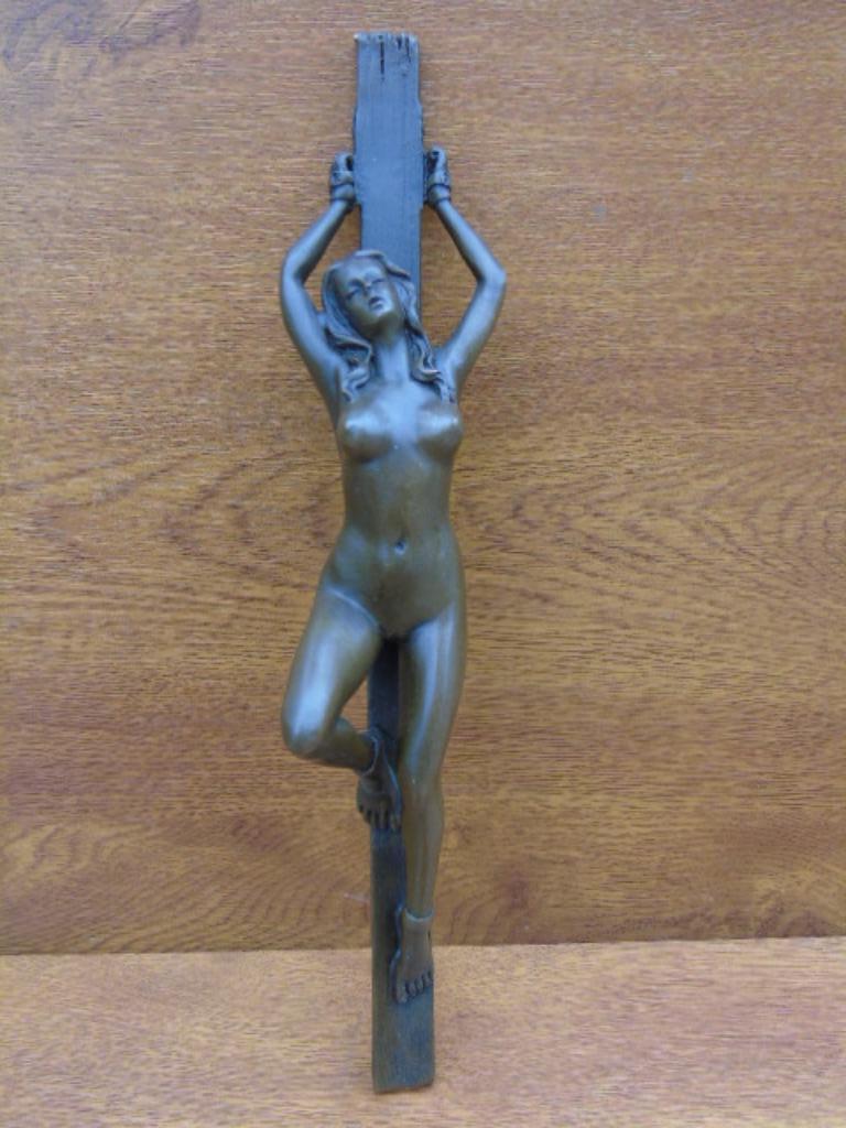 femme nue attaché en bronze signé . PATOUE ., Enlèvement, Bronze