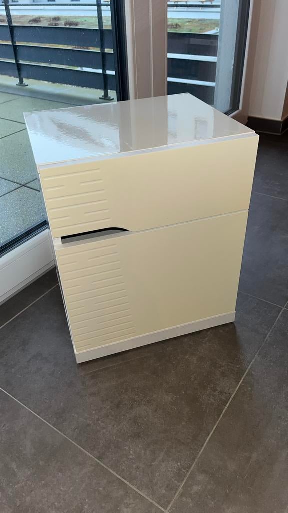Table de chevet couleur blanc crème, Maison & Meubles, Moins de 55 cm, Moins de 45 cm, Enlèvement, Utilisé