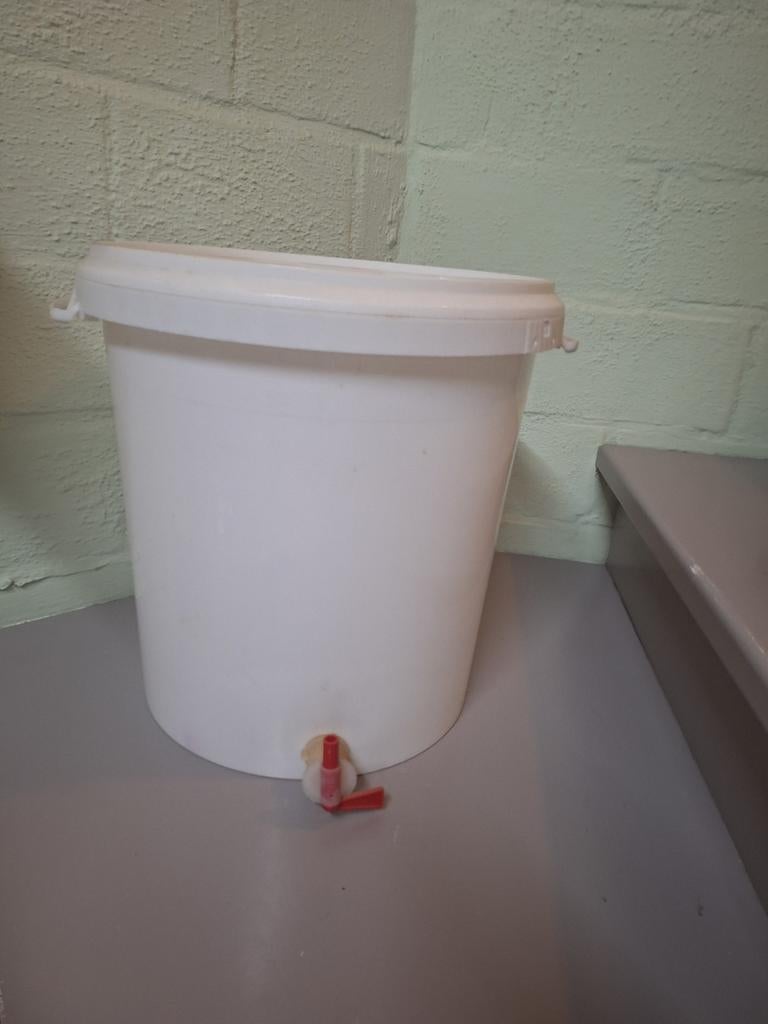 Emmer met kraantje en deksel (geschikt voor voeding), Enlèvement ou Envoi, Comme neuf, Avec couvercle