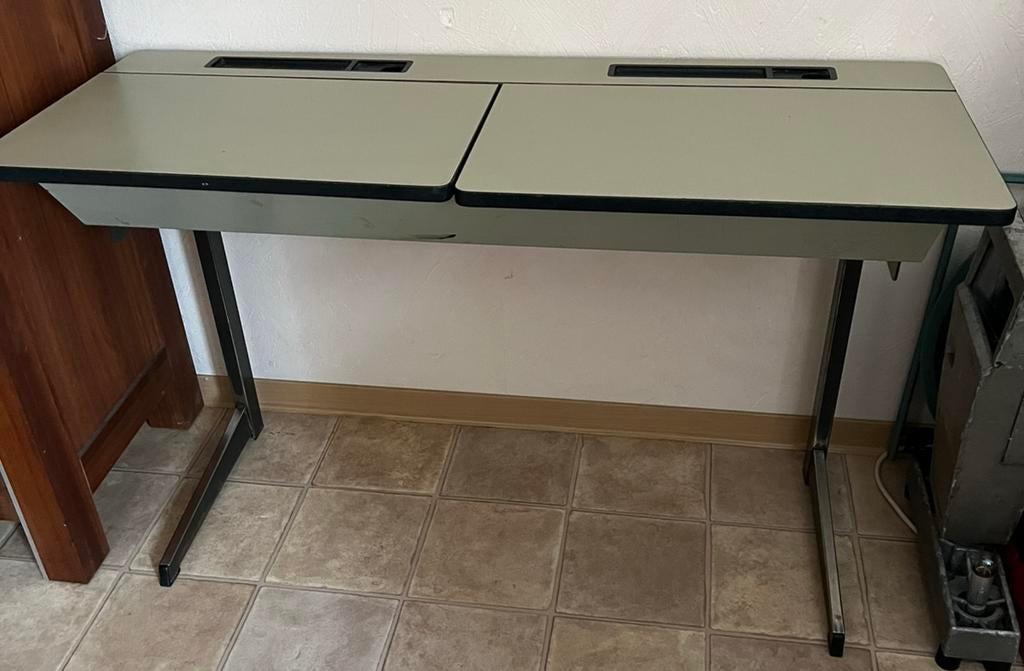 Schoolbankje vintage in hardboard en metaal, Huis en Inrichting, Ophalen