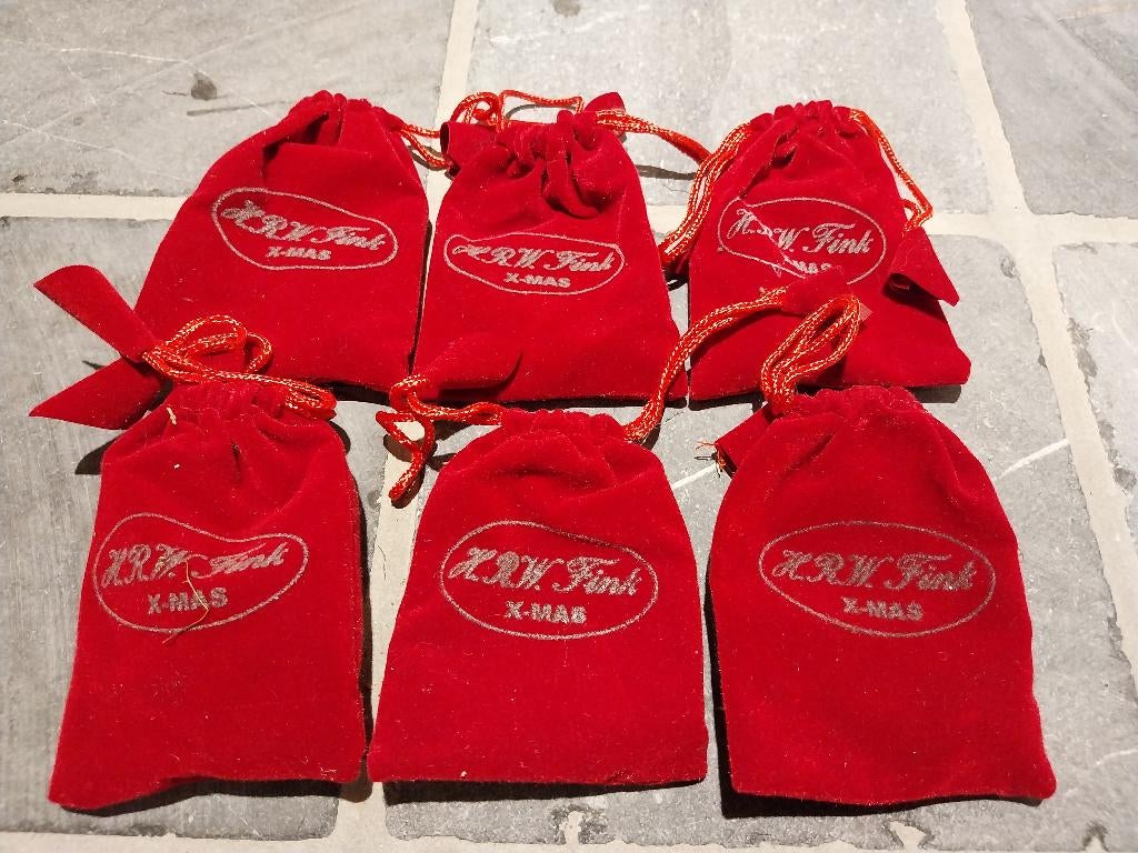 Zilveren engeltjes met rode strikjes en etui kerst, Diversen, Kerst, Ophalen of Verzenden, Zo goed als nieuw