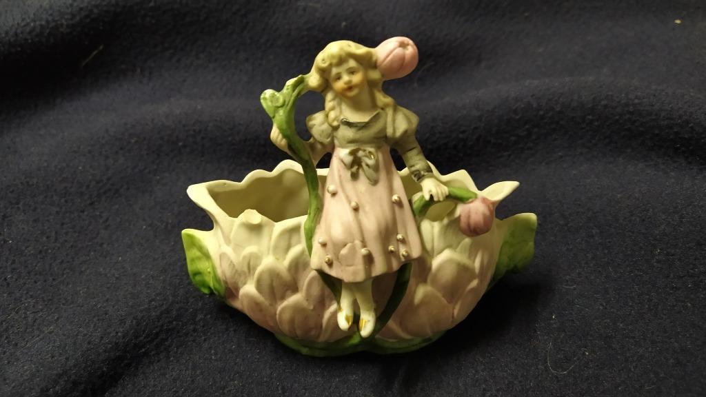 Ancienne statuette en biscuit Petite fille fleur, Enlèvement ou Envoi