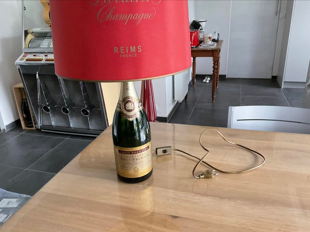 Champagne lampenkap  ,  louis  roederer.  H = 64 cm, Verzamelen, Ophalen, Zo goed als nieuw