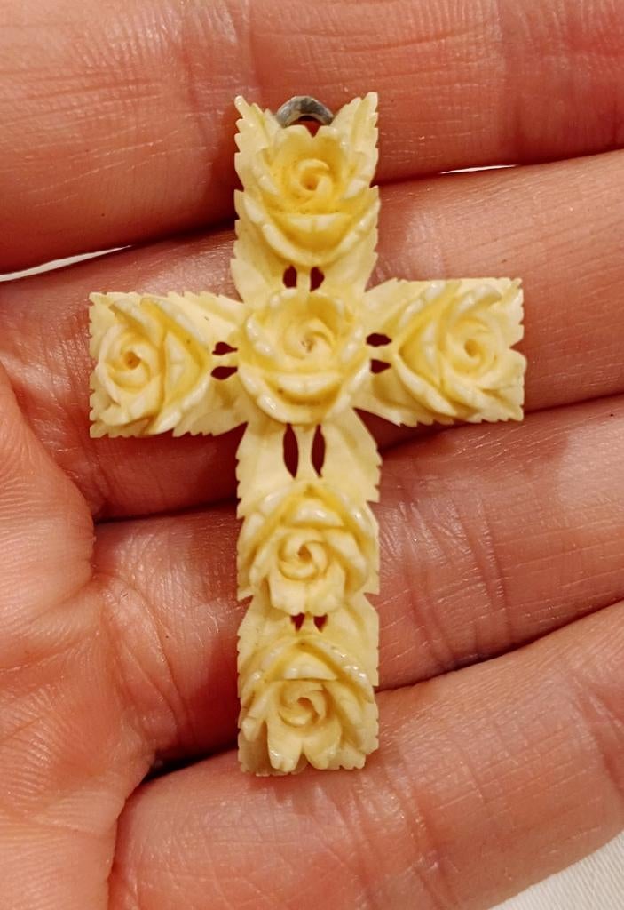 Pieds sculptés, croix, roses, Enlèvement ou Envoi