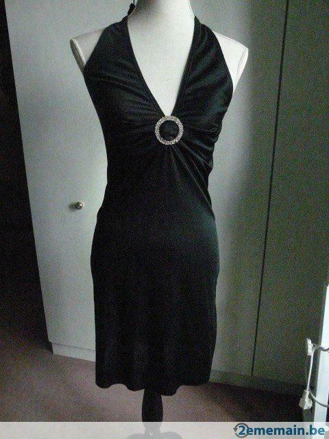 Robe noire lien au cou ;, Enlèvement ou Envoi, Porté