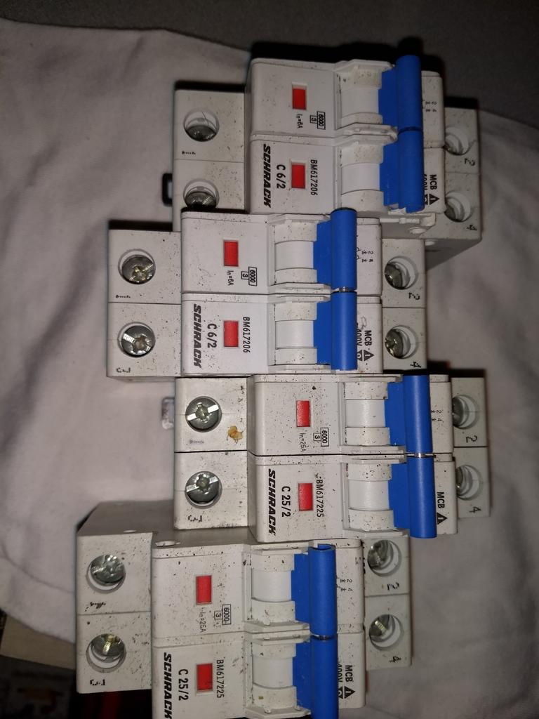 schrack c zekering 2 polig per stuk, Doe-het-zelf en Bouw, Elektriciteit en Kabels, Ophalen of Verzenden, Gebruikt