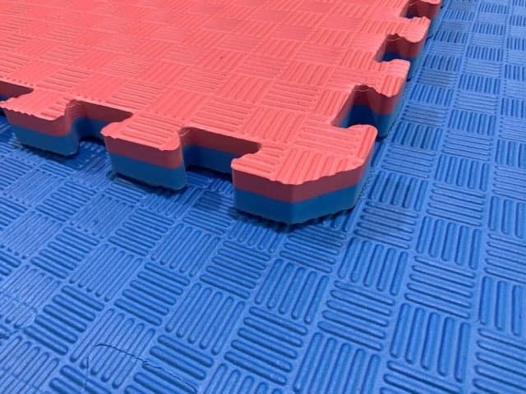 Tatami. Tatamis 1mx1mx2.6cm epaisseur. Mousse EVA Bleu/rose, Neuf, Info@kriden.be, Enlèvement ou Envoi, Taekwondo