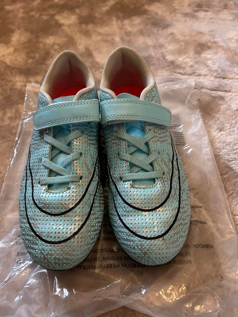 Chaussures de foot enfant à crampons taille 35 comme neuves!, Enlèvement, Comme neuf, Chaussures