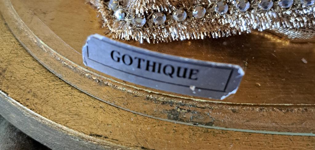 Lieve Vrouw beeld in glazen stolp -goudkleur ovale gothique, Antiek en Kunst, Antiek | Religieuze voorwerpen, Verzenden