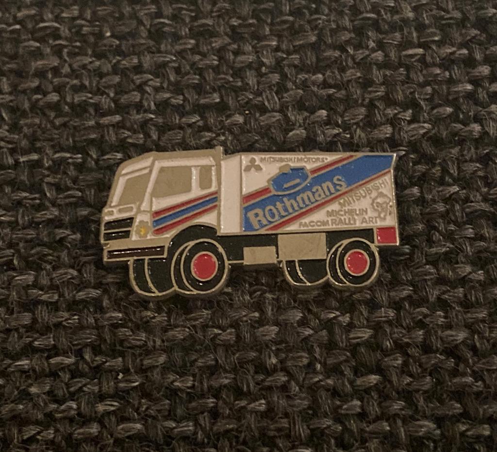 PIN - ROTHMANS - CAMION - VRACHTWAGEN - TRUCK, Verzamelen, Verzenden, Gebruikt, Transport, Speldje of Pin