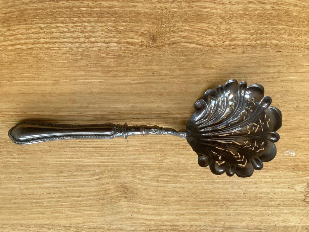 Cuillère de service ancienne, Enlèvement