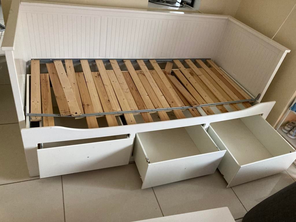 Bedbank hemnes van ikea met schade., Huis en Inrichting, Ophalen, Gebruikt