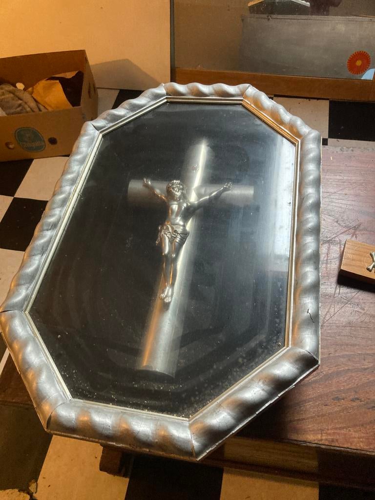 Antieke kruisbeeld in wandkast, Ophalen