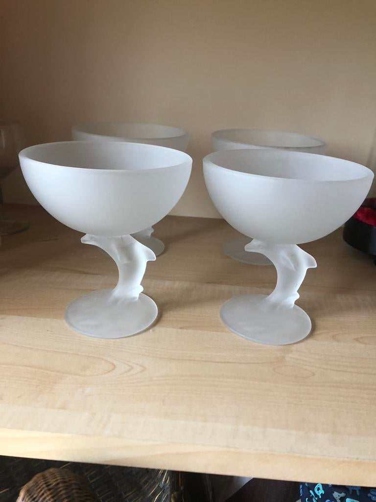 4 mooie ijscoupeglazen in melkglas, Verzamelen, Glas en Drinkglazen, Ophalen