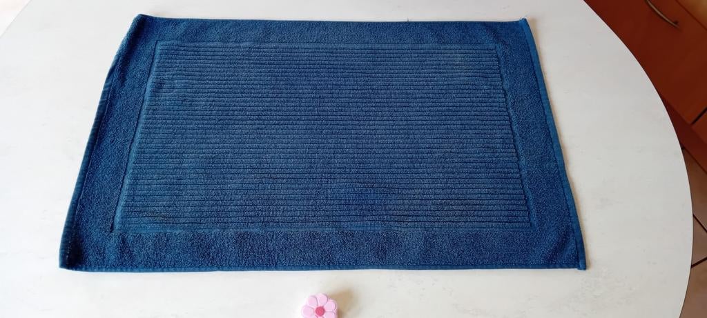 Tapis bleu pour salle de bains 50 x 80 cm, Enlèvement ou Envoi, Comme neuf, Bleu, Tapis de bain