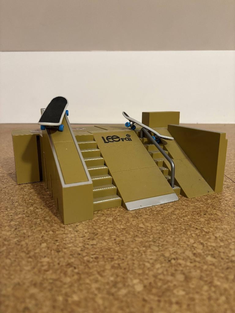 Mini skatepark met 2 fingerboards, Ophalen, Zo goed als nieuw