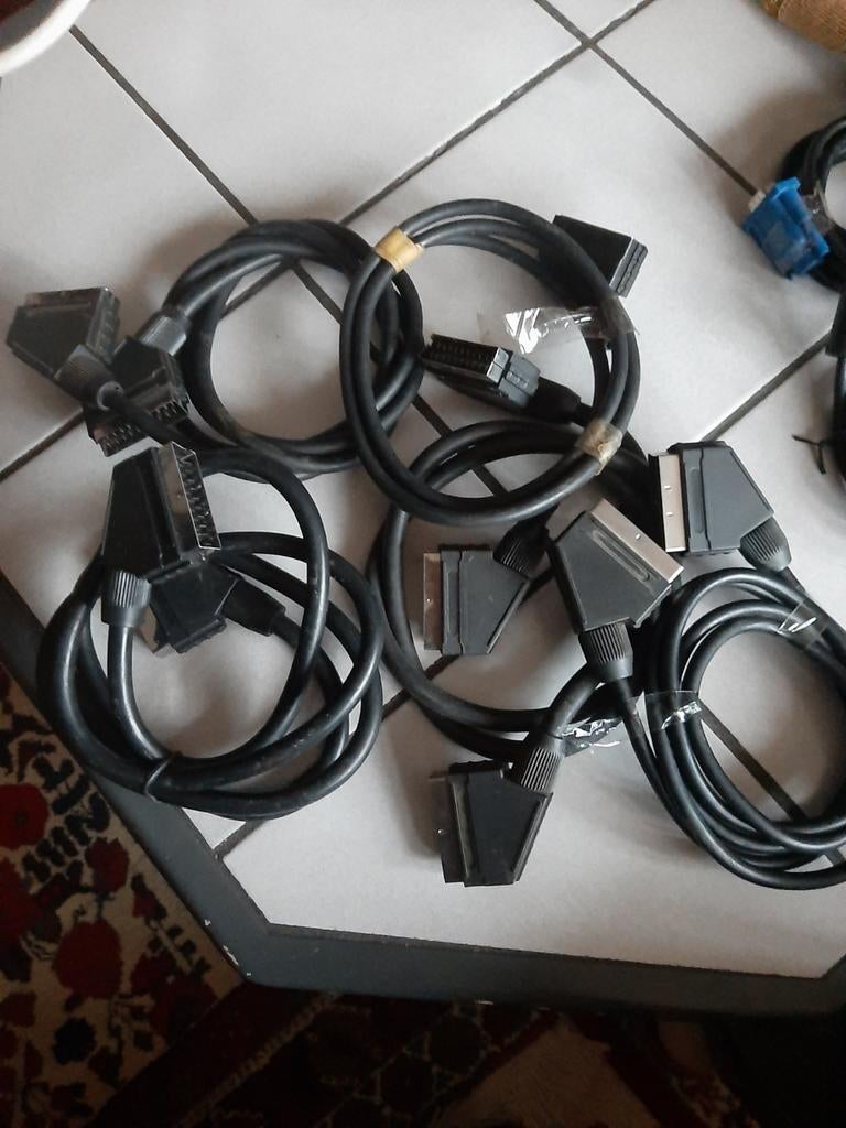 Câbles SCART pour connexion audio et vidéo 5 pièces 5 euros, Enlèvement