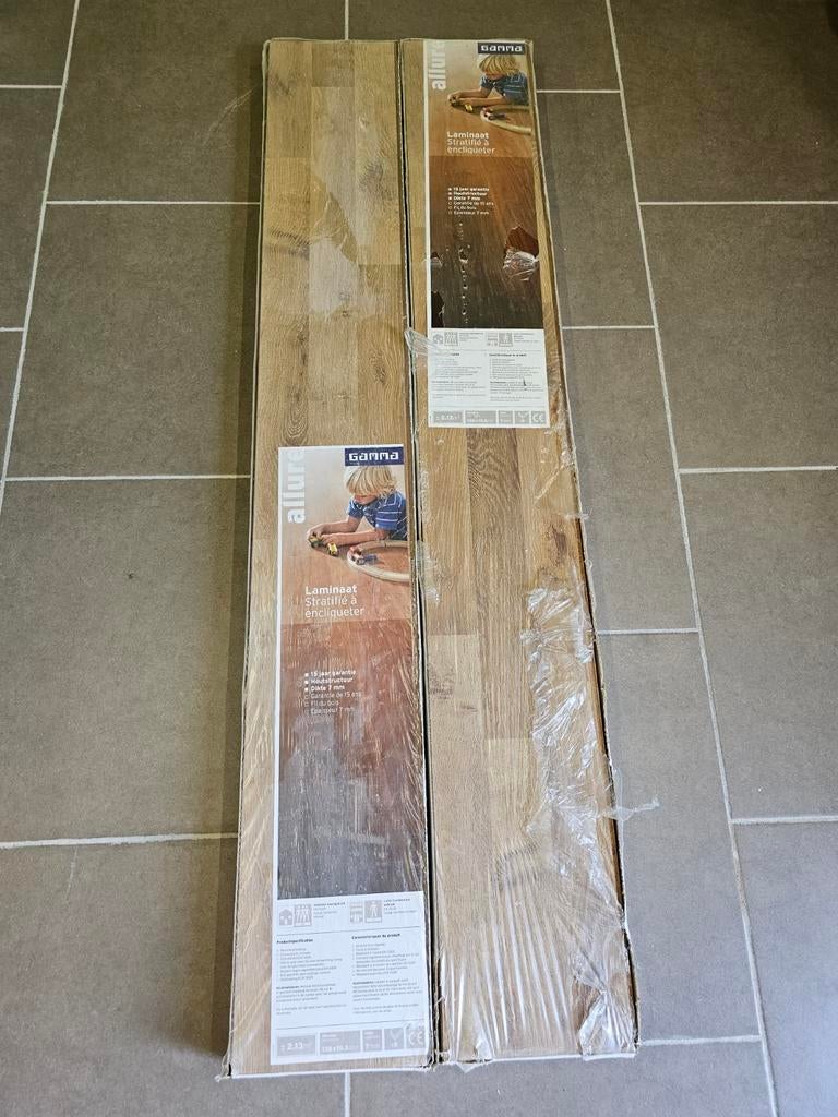 2 pakken laminaat ofwel 4,26 vierkante meter. Oud eik, Bricolage & Construction, Bois & Planches, Enlèvement ou Envoi