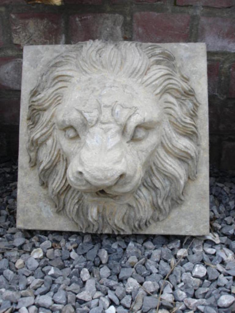 Leeuw, fronton tegenover een fontein in blauwe steen, Ophalen, Nieuw, Hardsteen, Fontein