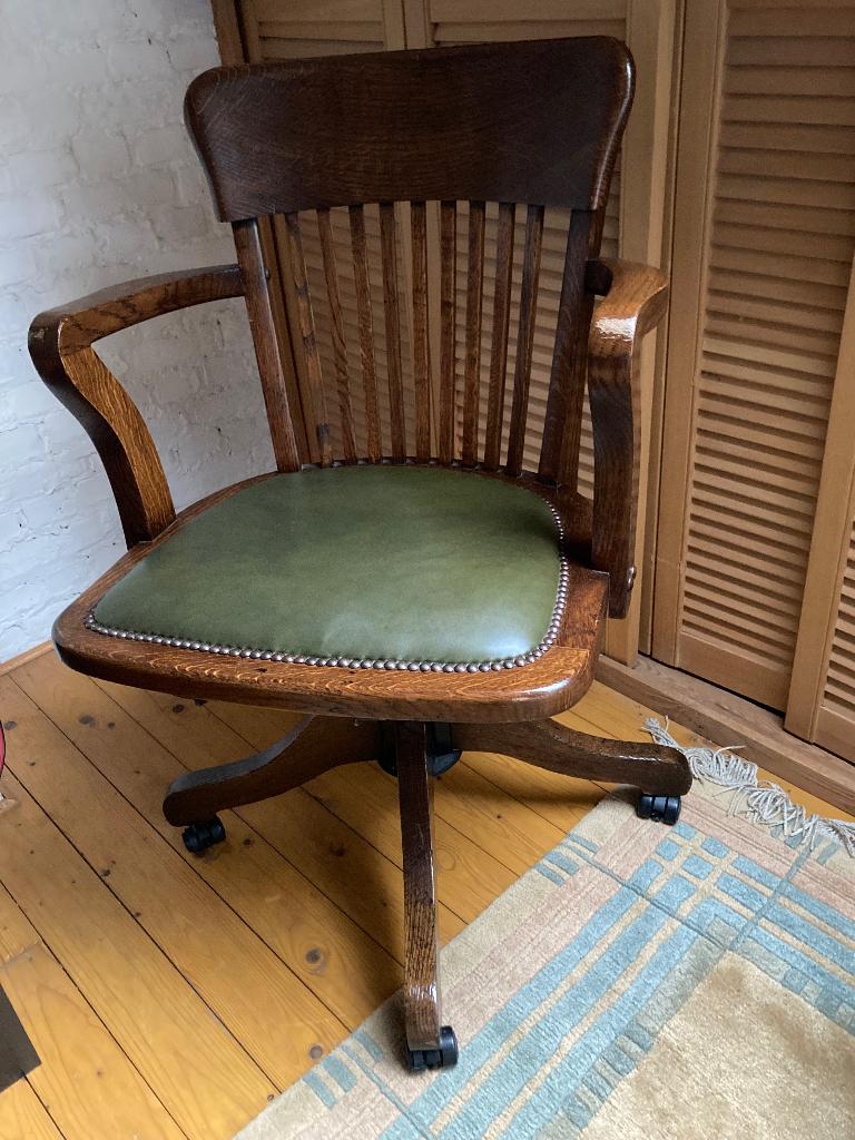 Klassieke vintage bureaustoel, Ophalen