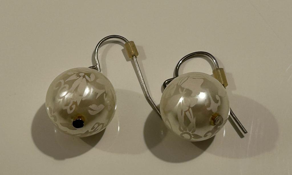 Witte pareloorbellen met witte print, Bijoux, Sacs & Beauté, Boucles d'oreilles, Enlèvement ou Envoi, Neuf, Blanc, Puces ou Clous