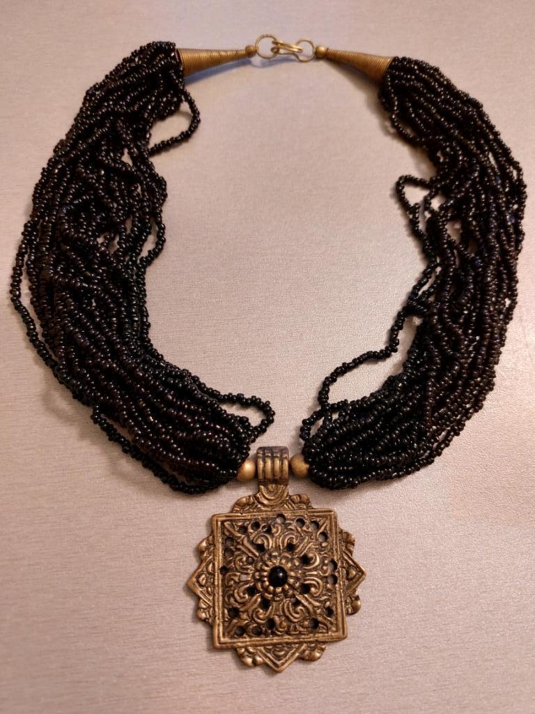 Collier ethnique, perles noires et pendentif en métal, Bijoux, Sacs & Beauté, Enlèvement ou Envoi, Comme neuf, Noir, Avec pendentif