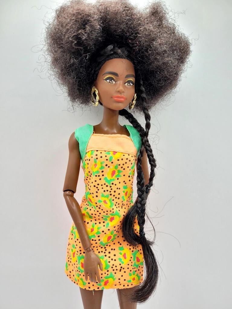 Barbie pop + vintage kleedje, Collections, Poupées, Comme neuf, Poupée, Enlèvement ou Envoi
