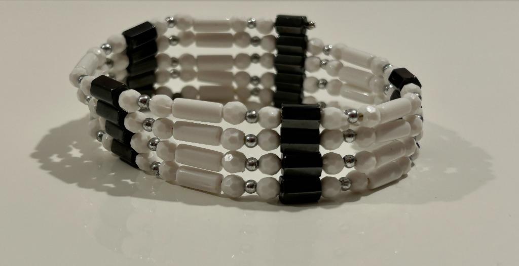Magnetische wit-zwarte halsketting / armband, Bijoux, Sacs & Beauté, Colliers, Neuf, Enlèvement ou Envoi, Synthétique, Réglable
