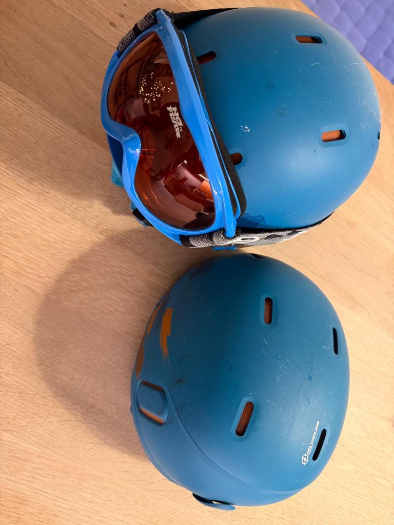 2 skihelmen, Ophalen, Gebruikt, Kleding, Overige merken