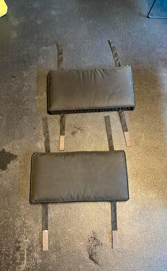 2 kussentjes voor een bankje, Ophalen, Gebruikt, Twee, Zwart