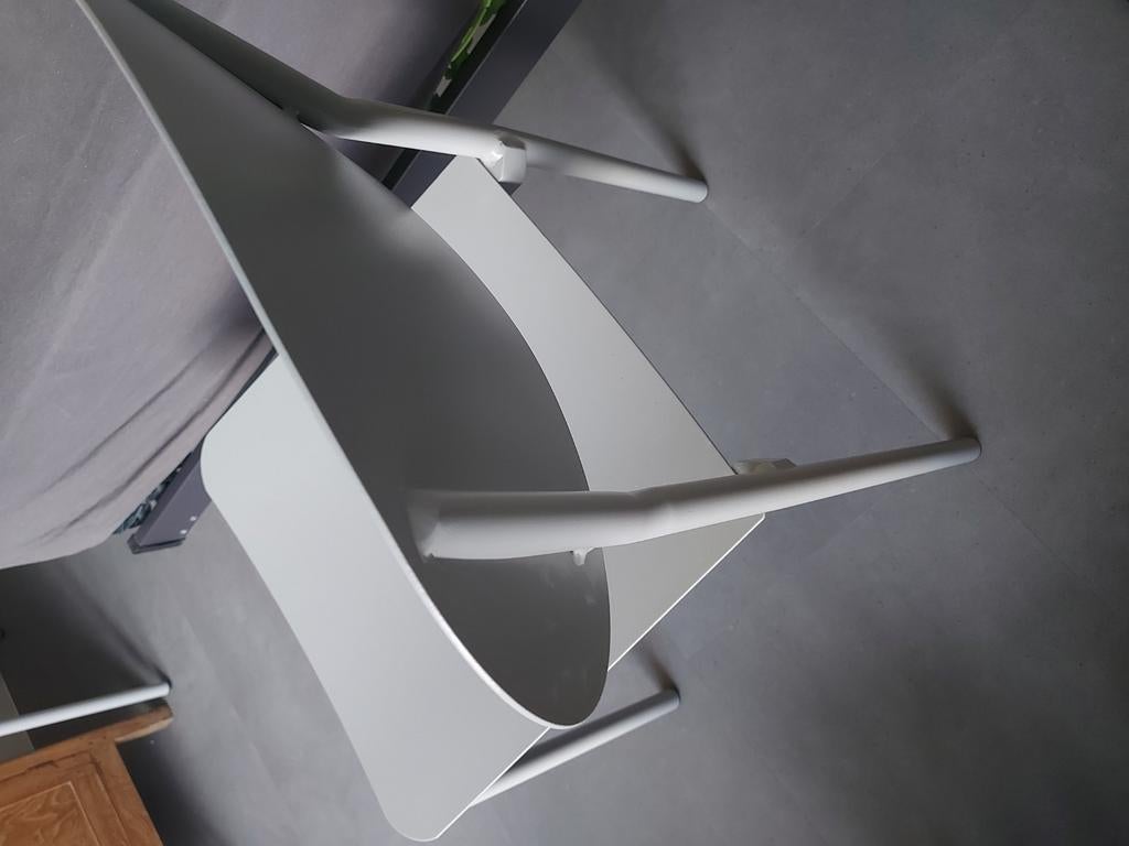 2 ijzeren lichtgrijze stoelen van House Doctor, Huis en Inrichting, Stoelen, Ophalen, Zo goed als nieuw