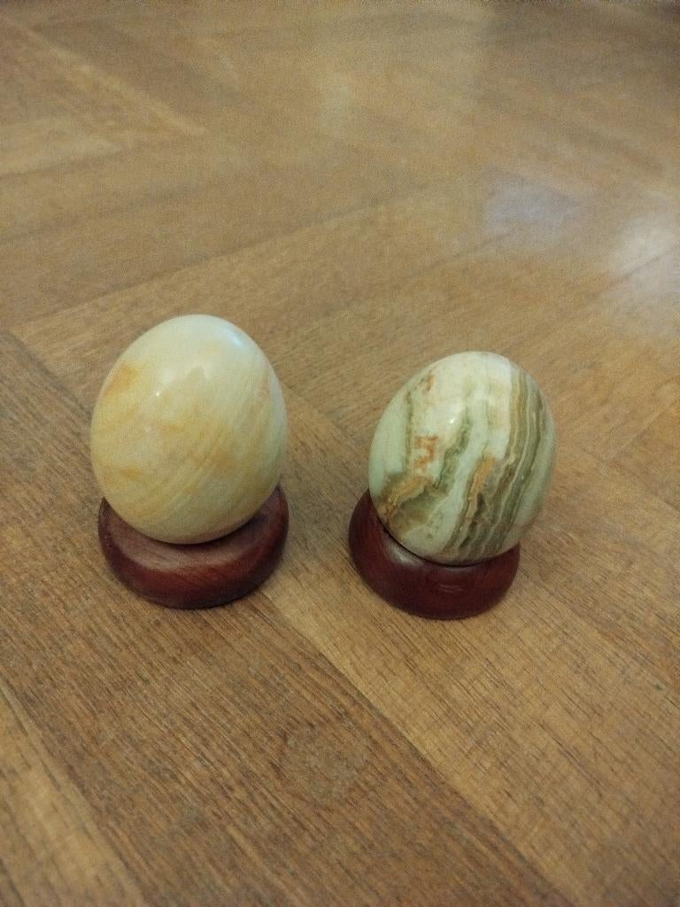 NIEUW 2 marmeren eieren en hun houten steun, Ophalen of Verzenden