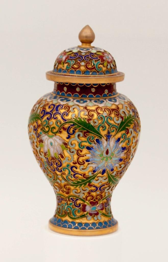 Cloisonné vaasje – 15 cm, kleurrijk en verfijnd, Antiek en Kunst, Antiek | Vazen, Ophalen of Verzenden
