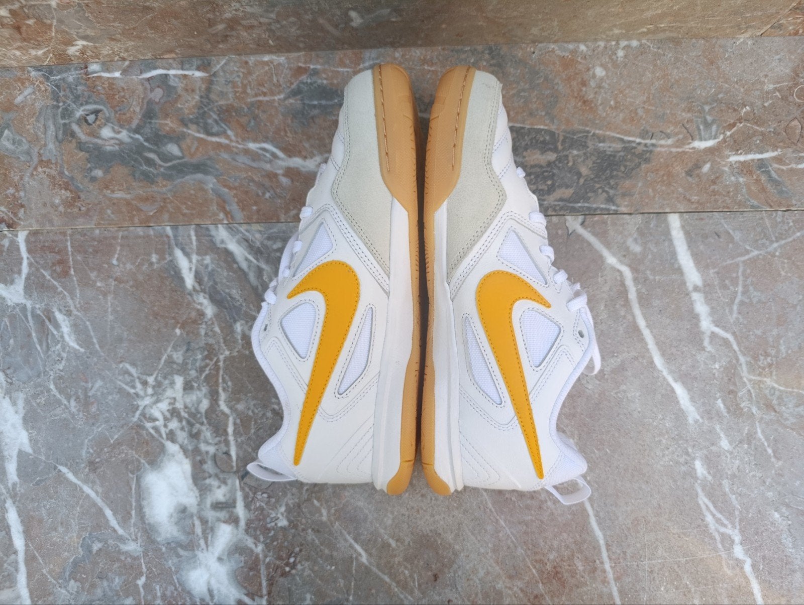 Nike Streetgato chaussures de foot en salle., Collections, Broches, Pins & Badges, Enlèvement, Neuf, Marque