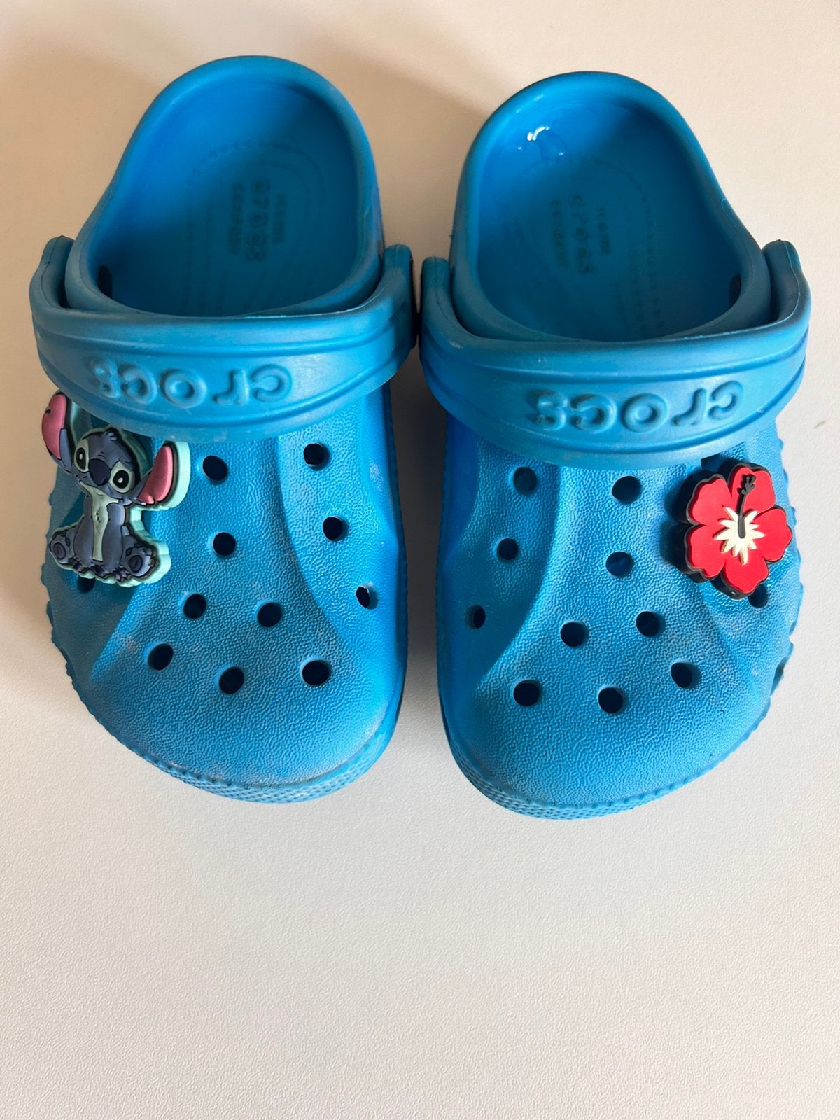 Originele blauwe Crocs - Maat 24/25 (C8)- Met Stitch Jibbitz, Ophalen of Verzenden, Zo goed als nieuw, Jongen of Meisje, Schoenen