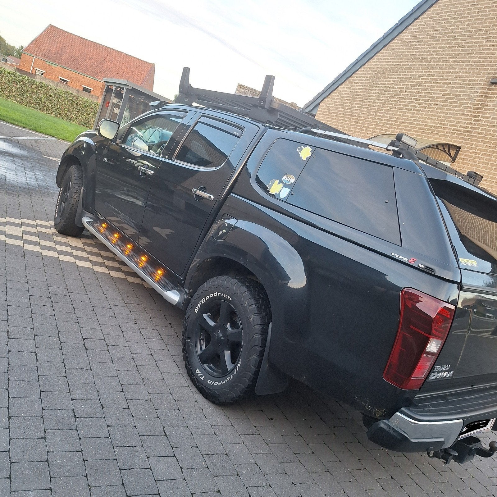 isuzu dmax 2.5l 4x4, Auto's, Automaat, 4 cilinders, Zwart, Dealer onderhouden